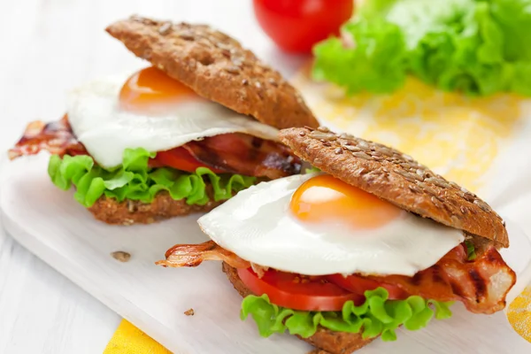 揚げ卵とベーコンの全粒粉サンドイッチ — ストック写真