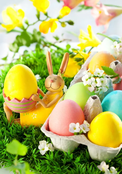 Цветные пасхальные яйца и кролик — стоковое фото
