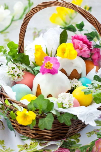 Cesto con uova di Pasqua e torta — Foto Stock