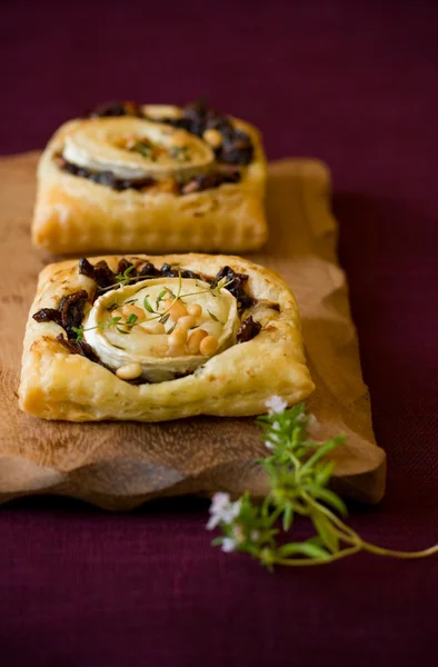 Puff pastry goat's cheese and red onion small tarts — Stock Photo, Image