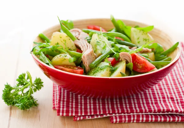 Aardappel en tonijn salade — Stok fotoğraf