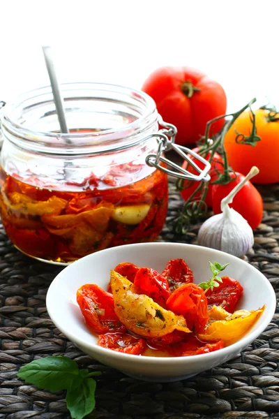 Soltorkade tomater i olja — Stockfoto