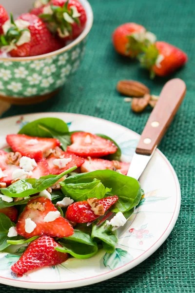 Spenatsallad med jordgubbar — Stockfoto