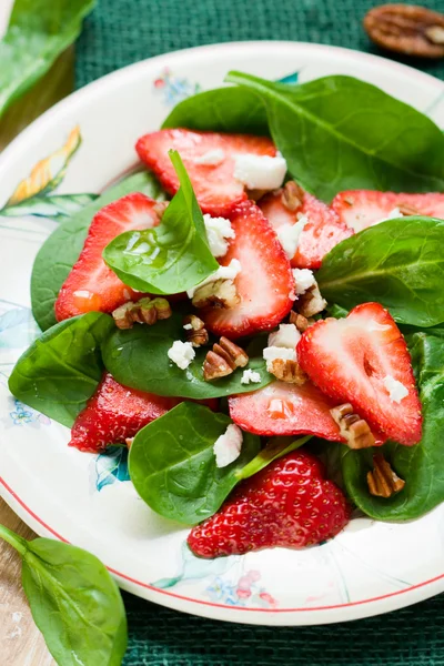 Spinazie salade met aardbeien — Stockfoto