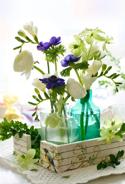 （ラナンキュラス、アネモネ、フリージア、ヘレボルスの花の花束) — ストック写真