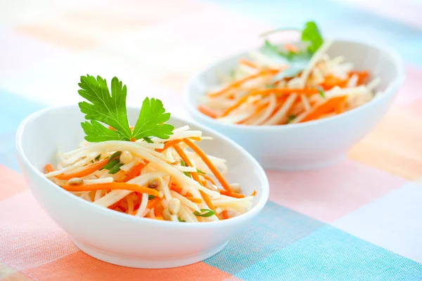 Kålrabbi och morot sallad — Stockfoto