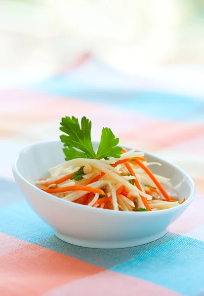 Кольраби и салат из моркови — стоковое фото