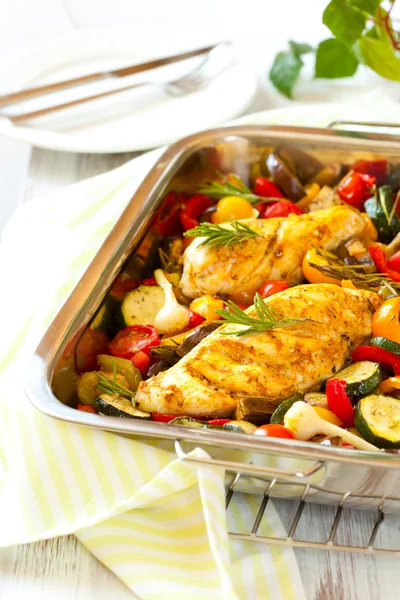 Chicken breasts and vegetables — Stock Photo, Image