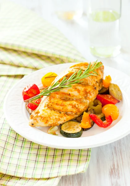 Chicken breasts and vegetables — Stock Photo, Image