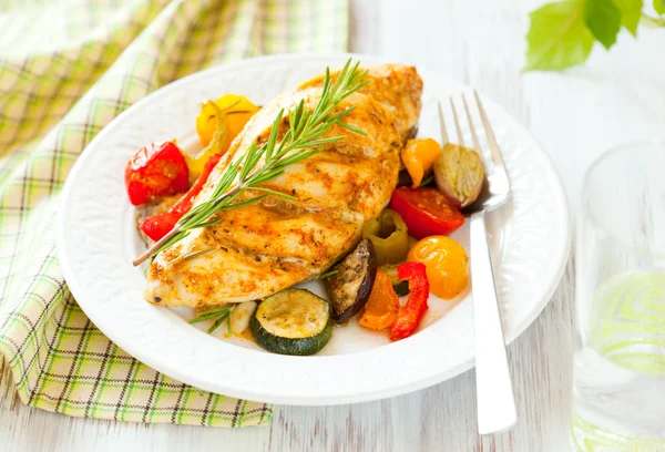 Chicken breast and vegetables — Stock Photo, Image
