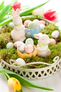 Paskalya tavşanı ve çikolata yumurta