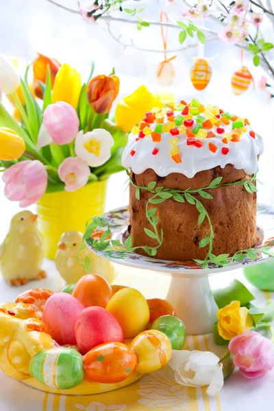 Húsvét sütemény és színes tojás — Stock Fotó