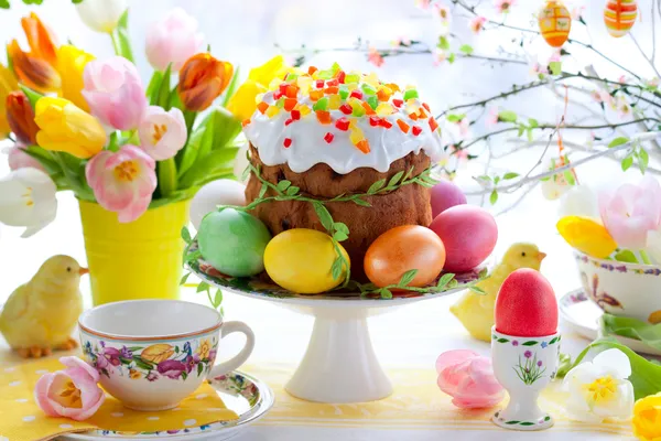 Wielkanocne ciasto i kolorowe jaja — Zdjęcie stockowe