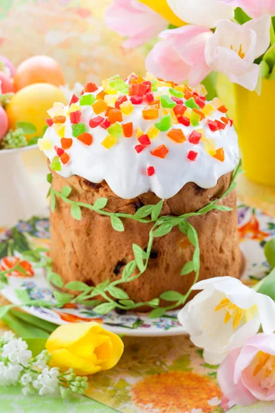 Pastel de Pascua y huevos coloridos —  Fotos de Stock