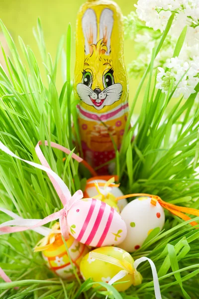 带鸡蛋的复活节兔子 — 图库照片