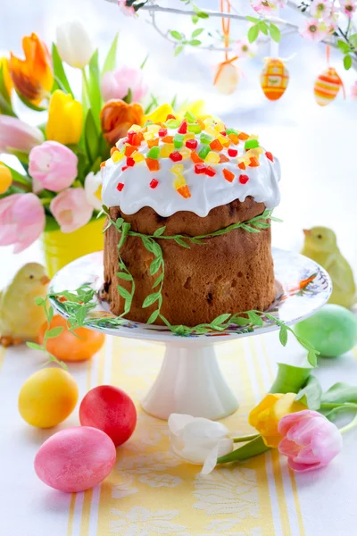 Пасхальный торт и разноцветные яйца — стоковое фото