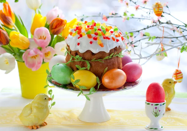 Пасхальный торт и разноцветные яйца — стоковое фото