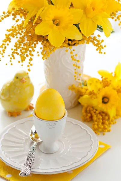 Easter egg and flowers — Stock Photo, Image