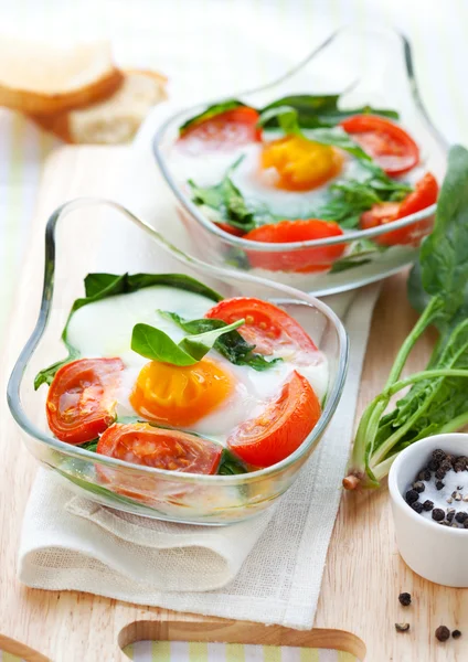 Запеченные яйца с помидорами и шпинатом — стоковое фото