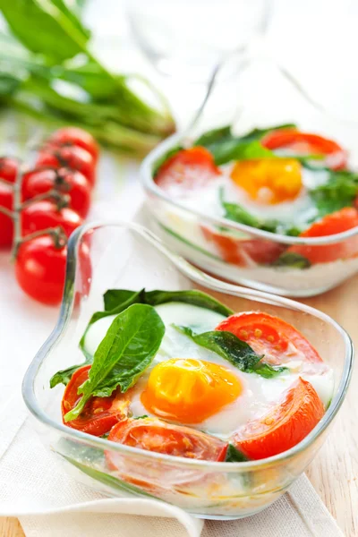 Baked egg with tomatoes and spinach — Stock Photo, Image