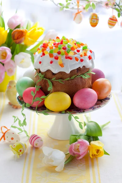 Wielkanocne ciasto i kolorowe jaja — Zdjęcie stockowe