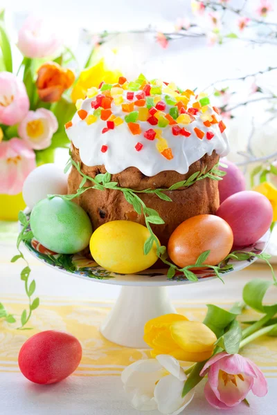 Τούρτα του Πάσχα και πολύχρωμα αυγά — Φωτογραφία Αρχείου