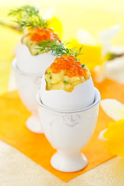 Jaja jajecznica ze szczypiorkiem i kawior czerwony — Zdjęcie stockowe