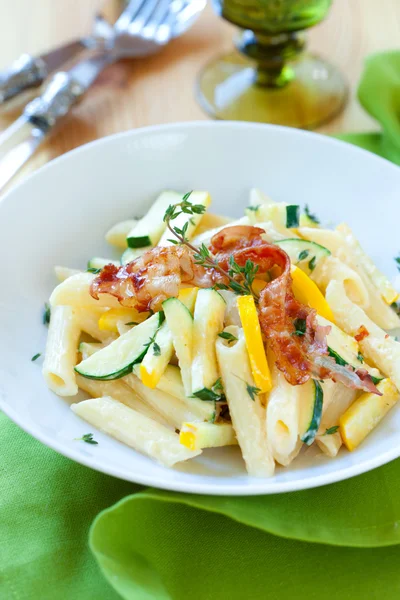 Zucchini pasta carbonara — Stockfoto