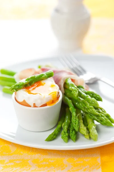 Espárragos, huevos y jamón — Foto de Stock