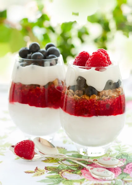 Raspberry and blueberry parfait — Stock Photo, Image