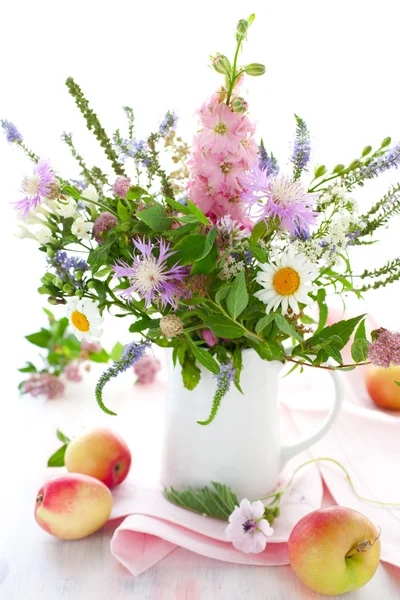 Maçãs e flores de verão — Fotografia de Stock