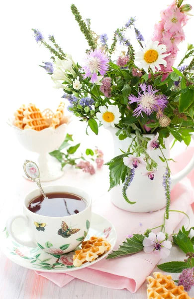 Herbata, gofry i kwiaty — Zdjęcie stockowe