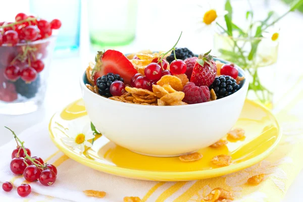 Cornflakes and berries — Stock Photo, Image
