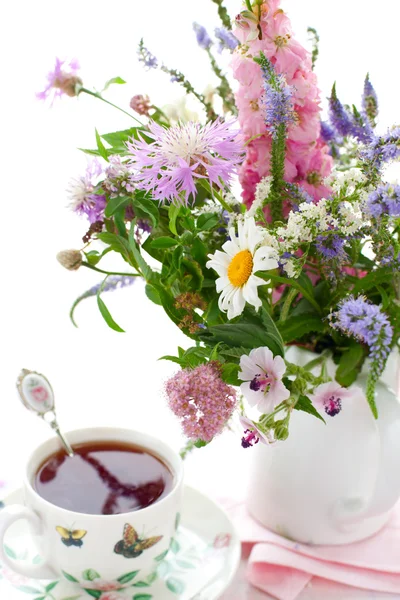 Čaj, oplatky a květiny — Stock fotografie