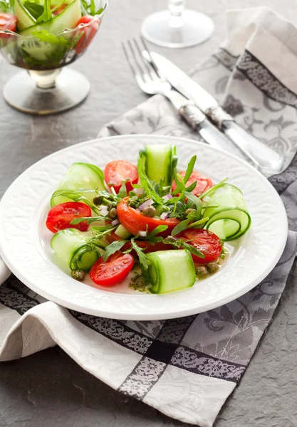 Salat mit Lachs und Gemüse — Stockfoto