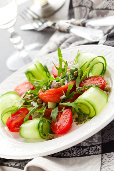 Салат з лососем та овочами — стокове фото
