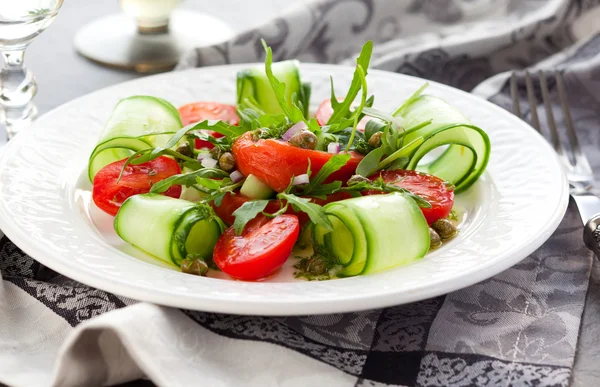 Lax och grönsaker sallad — Stockfoto