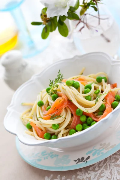 Spaghetti with salmon — Stock Photo, Image
