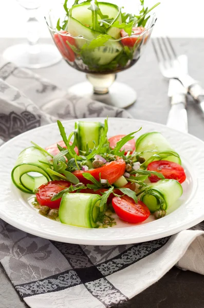 Салат из лосося и овощей — стоковое фото
