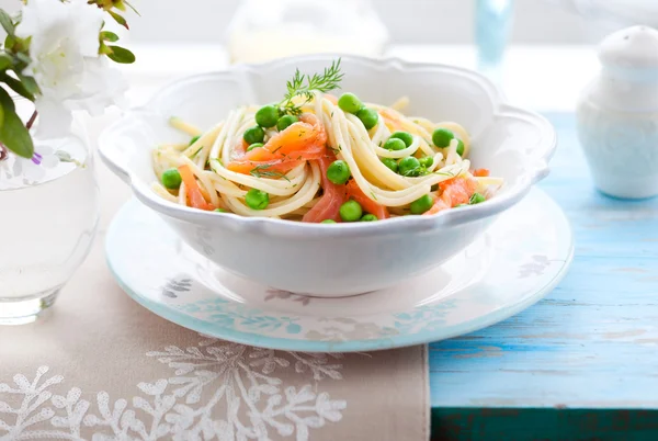 Espaguetis con salmón —  Fotos de Stock