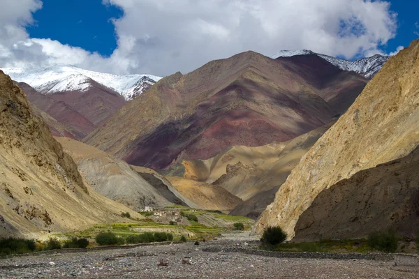 Amazing Himalayan landscape with amazing mountain summit in North India — Stock Photo, Image