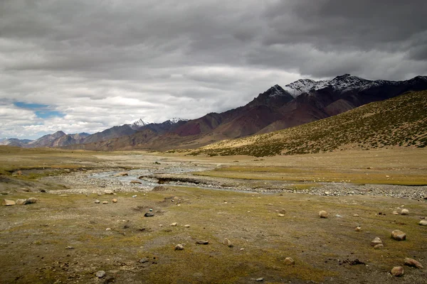 Leh Vallley landscape with dark clouds, India — Stock Photo, Image
