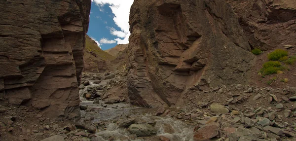 Bonito cañón de río con increíbles montañas — Foto de Stock