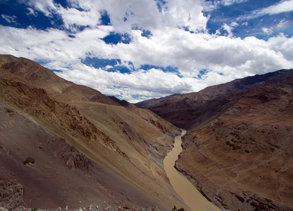 Пейзаж с рекой в Гималаях, Северная Индия — стоковое фото