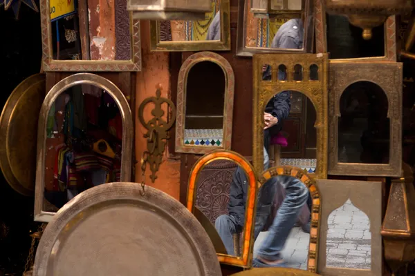 Espelhos localizados em Old Medina, Marraquexe Imagens De Bancos De Imagens Sem Royalties