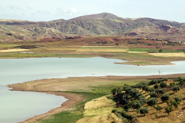 Marruecos paisaje con lago y campos verdes — Foto de Stock