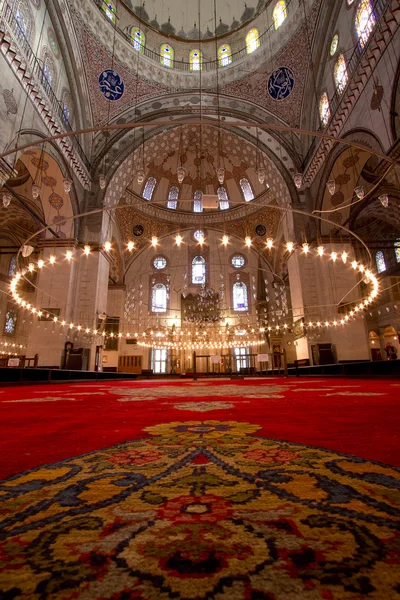 Wewnątrz meczetu Stambuł z czerwonego dywanu w planie — Zdjęcie stockowe