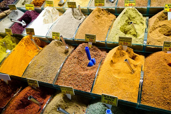 Coloridas especias vendiendo en el Gran Bazar —  Fotos de Stock