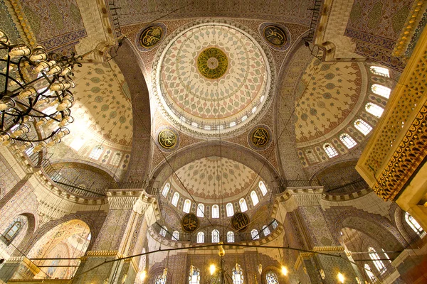 イスタンブールのモスク内部の驚くほどの内部アーチ詳細 — ストック写真