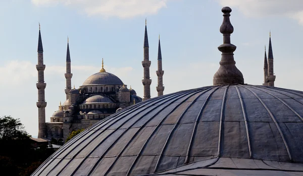 Kuppel der Hagia Sophia mit blauer Moschee im Hintergrund — Stockfoto